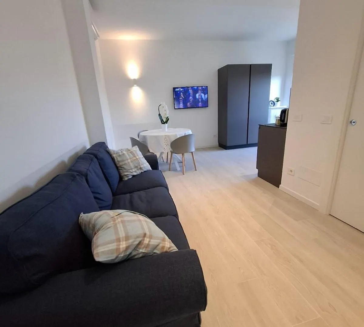 Milan Center Porta Venezia Elegant Two Room Apartment